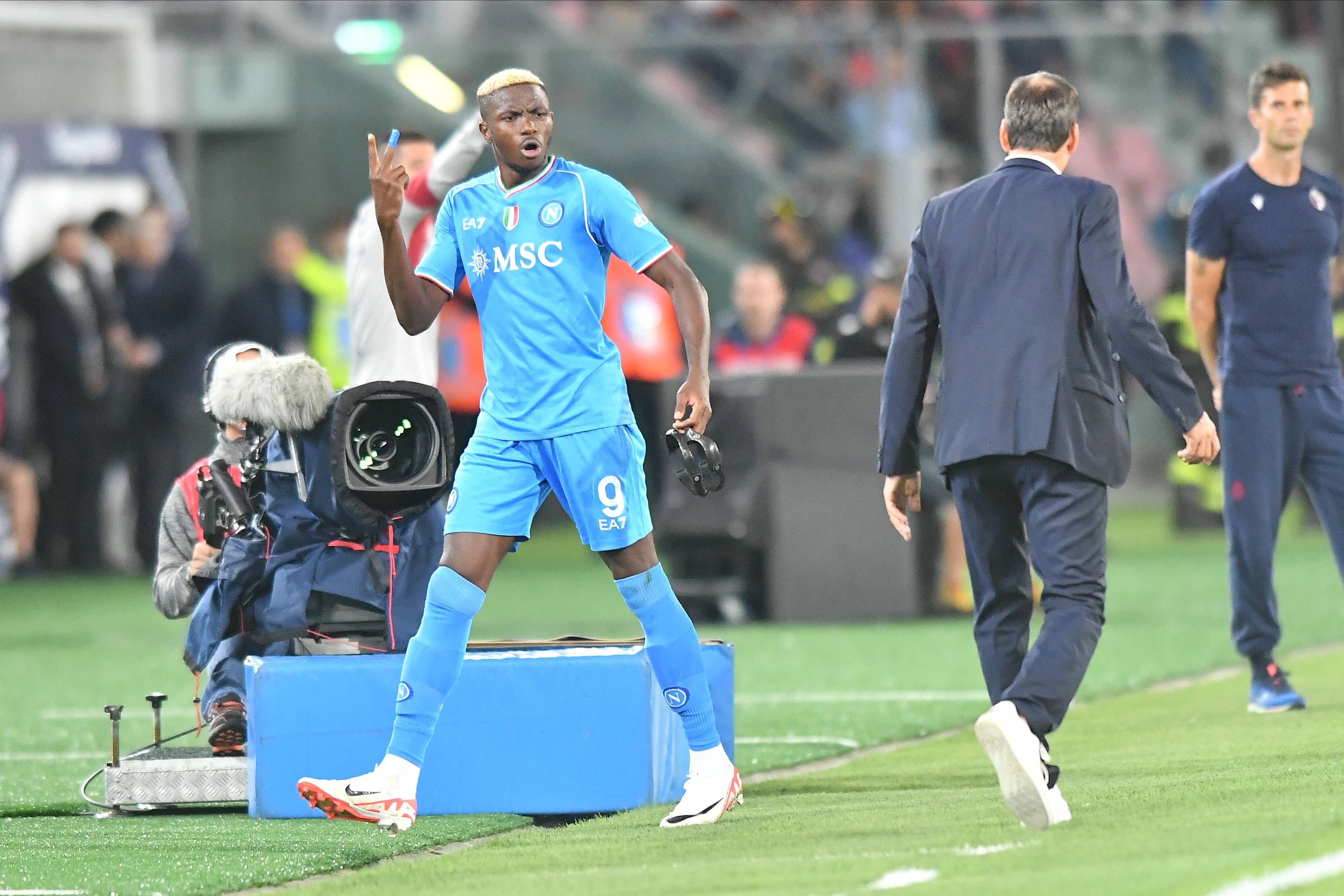  Victor Osimhen quejándose de su entrenador en el Bolonia - Nápoles.