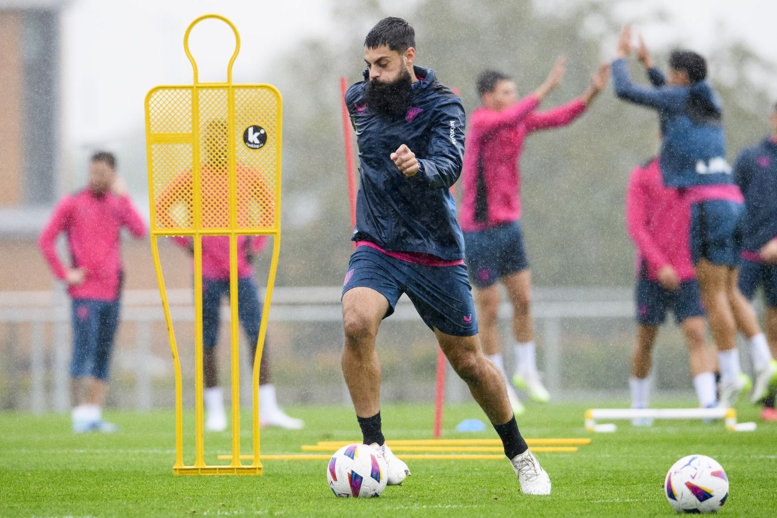 Asier Villalibre entrenando bajo la lluvia en Lezama.