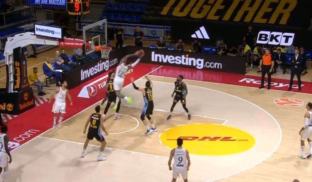 Vincent Poirier en la maravillosa jugada ante el Maccabi (Fuente: @MovistarBasket)