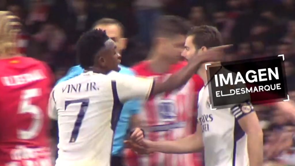  Vini, con el árbitro, señalando a una parte del campo.