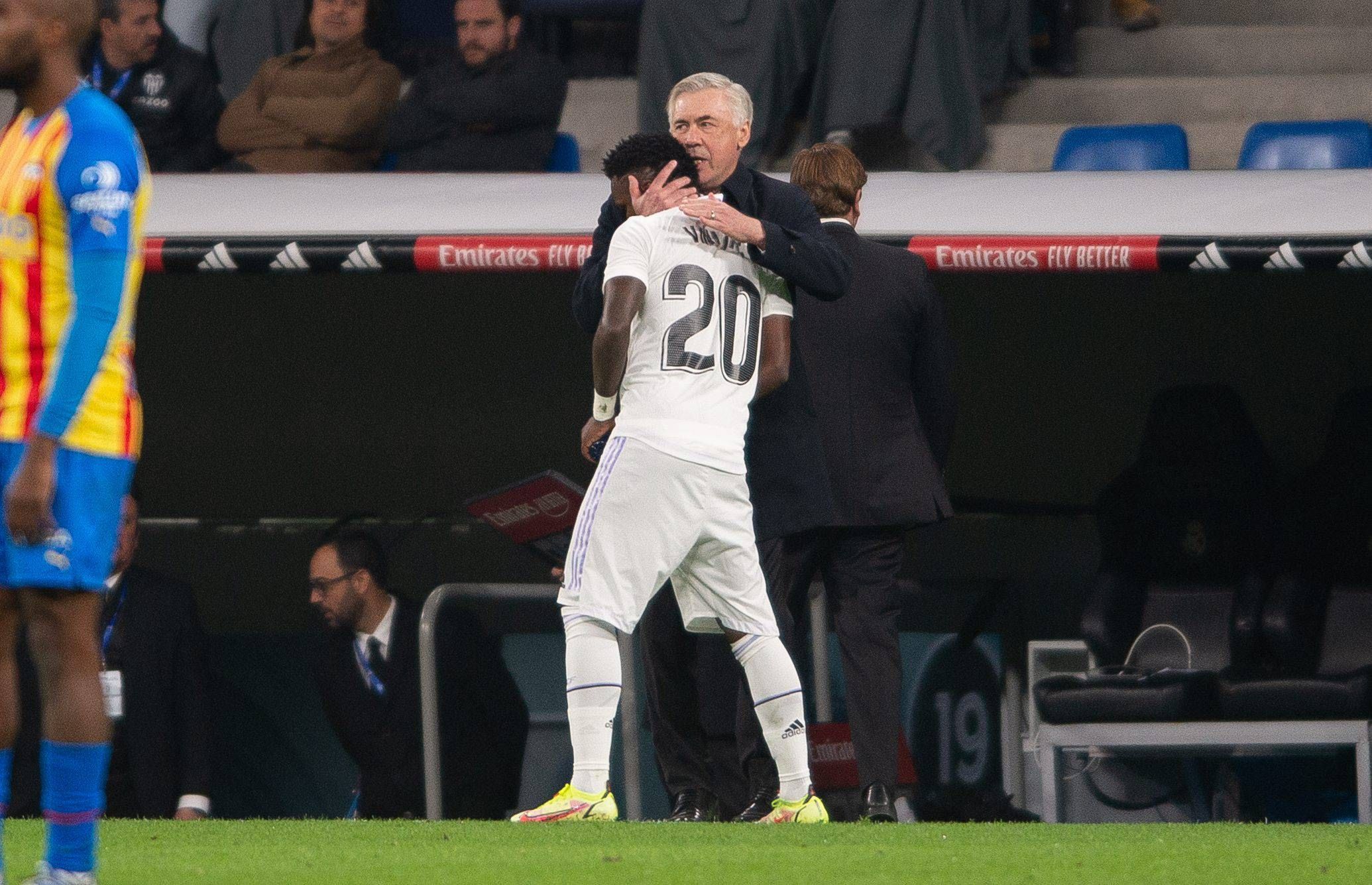 Ancelotti abraza a Vinícius tras su gol en el Real Madrid-Valencia.