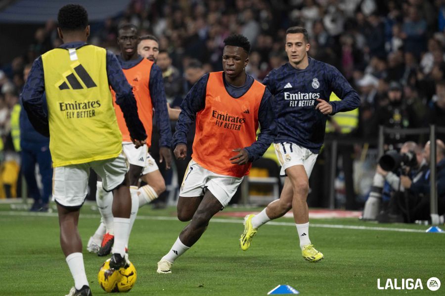  Vinicius calentando antes del derbi entre Real Madrid y Atlético.