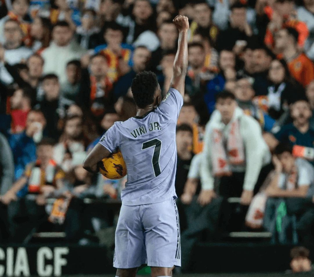  Vinicius en Mestalla celebra el 2-1 cara a la Grada de animación