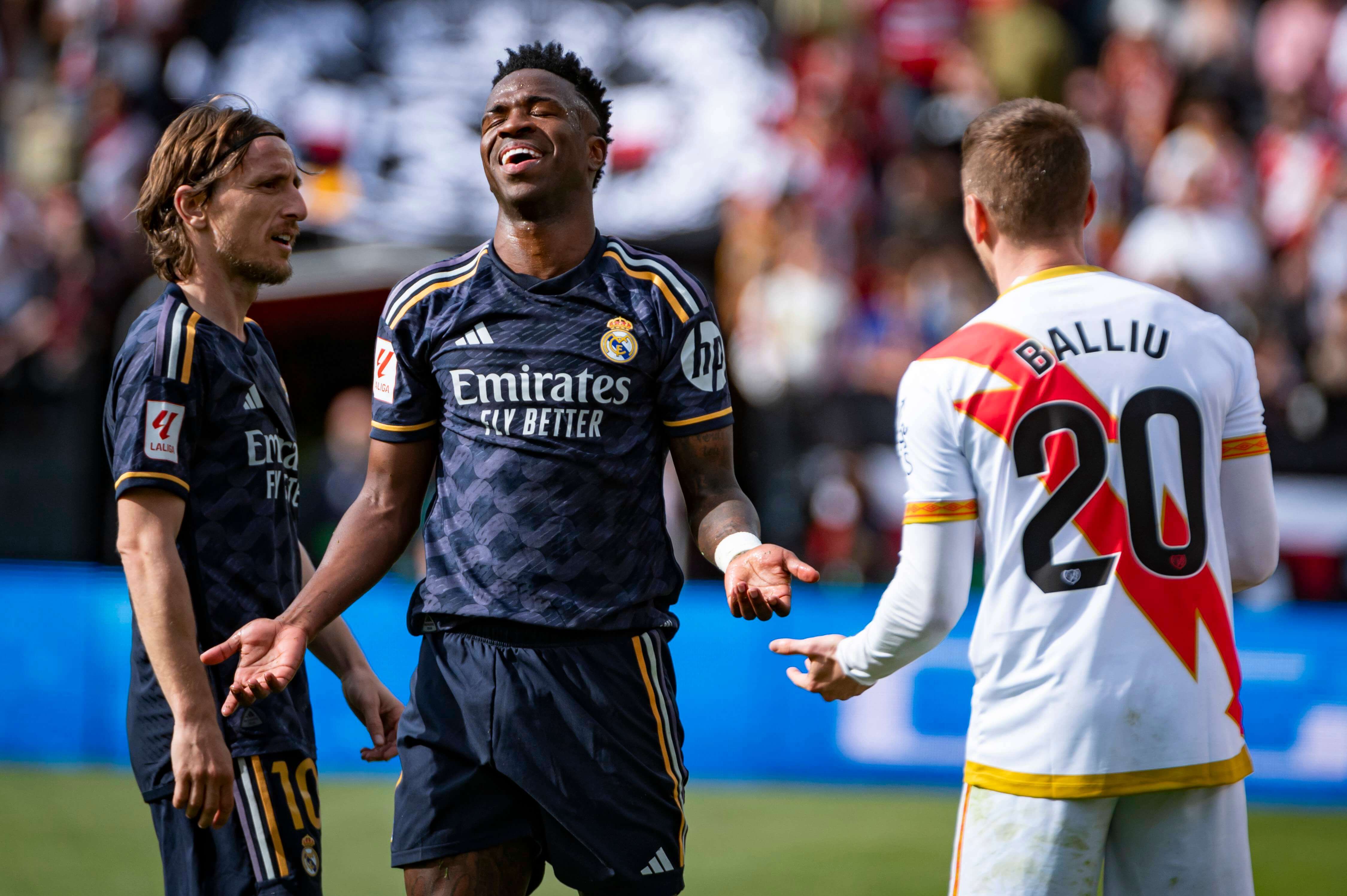  Vinicius en uno de sus enfrentamientos con Balliu en el Rayo Vallecano - Real Madrid