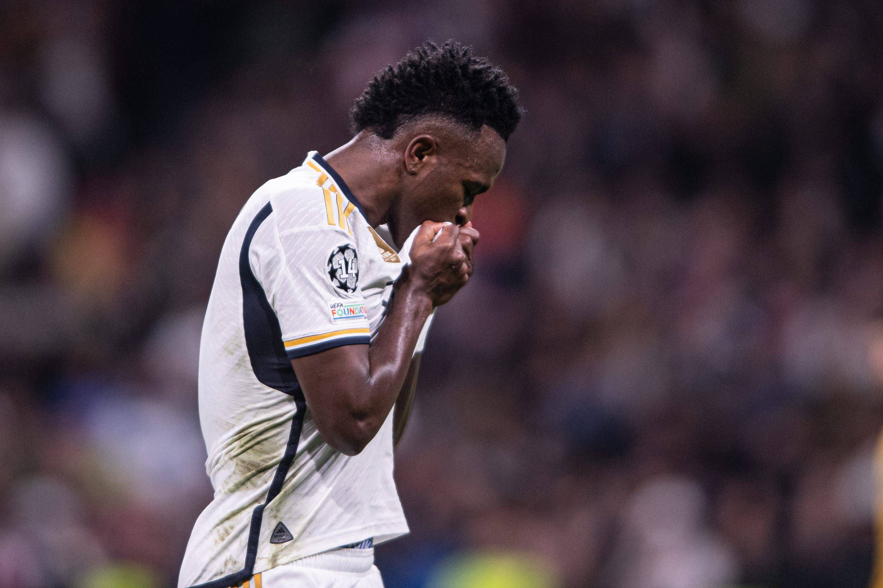  Vinicius jr celebra su tanto besándose el escudo del Real Madrid ante el Braga. (Foto: Cordon Pres