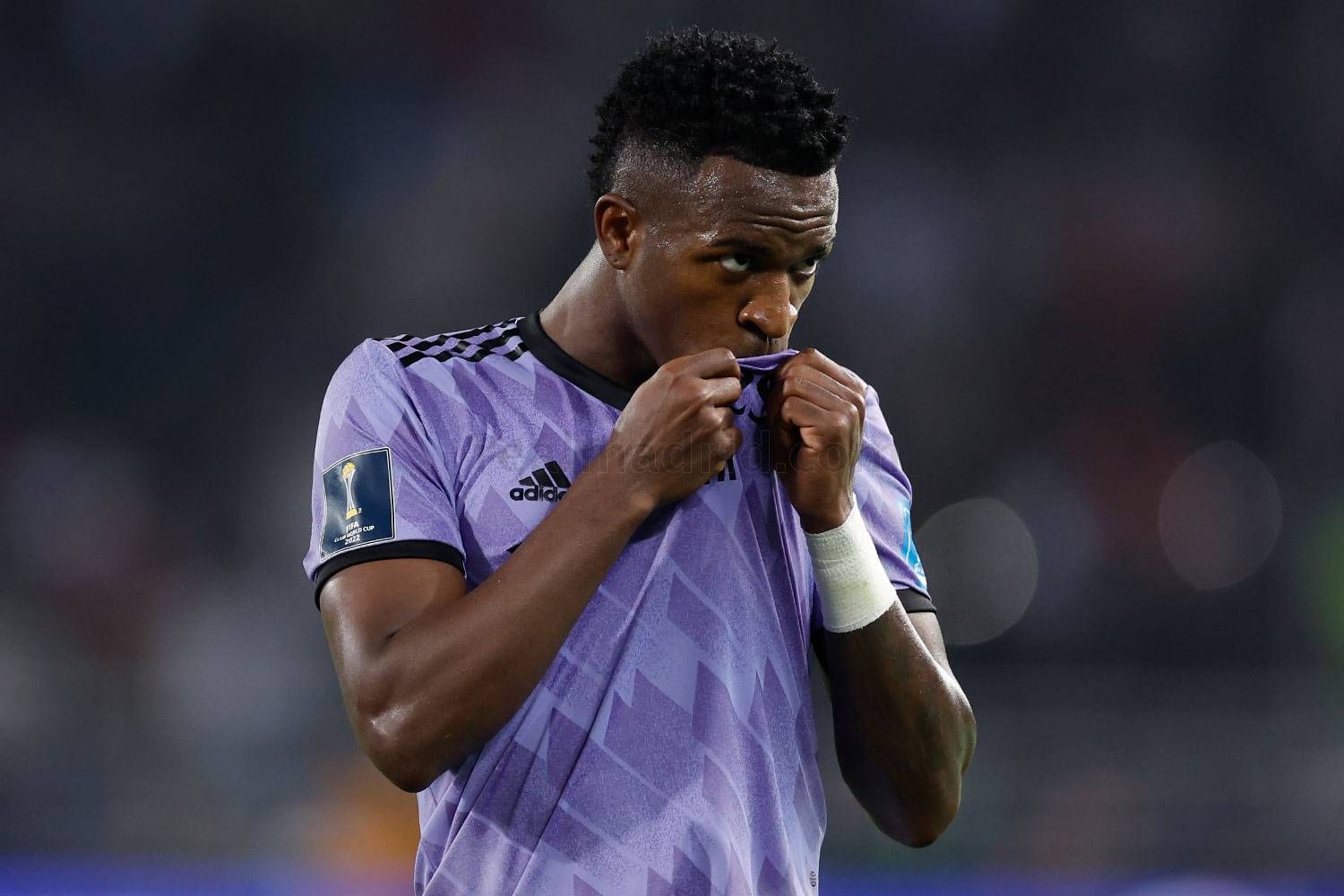  Vinícius Jr besa el escudo del Real Madrid tras su gol en el Mundial de Clubes 2023.