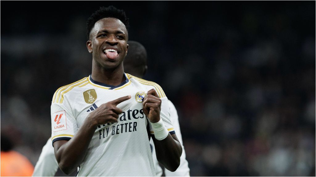 Vinicius JR señalándose el escudo del Real Madrid (Fuente: Cordon Press)