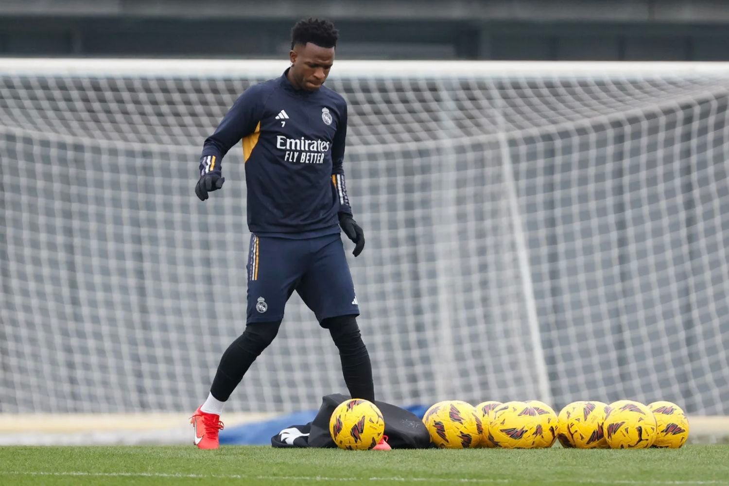  Vinicius empieza a tocar balón tras su lesión.