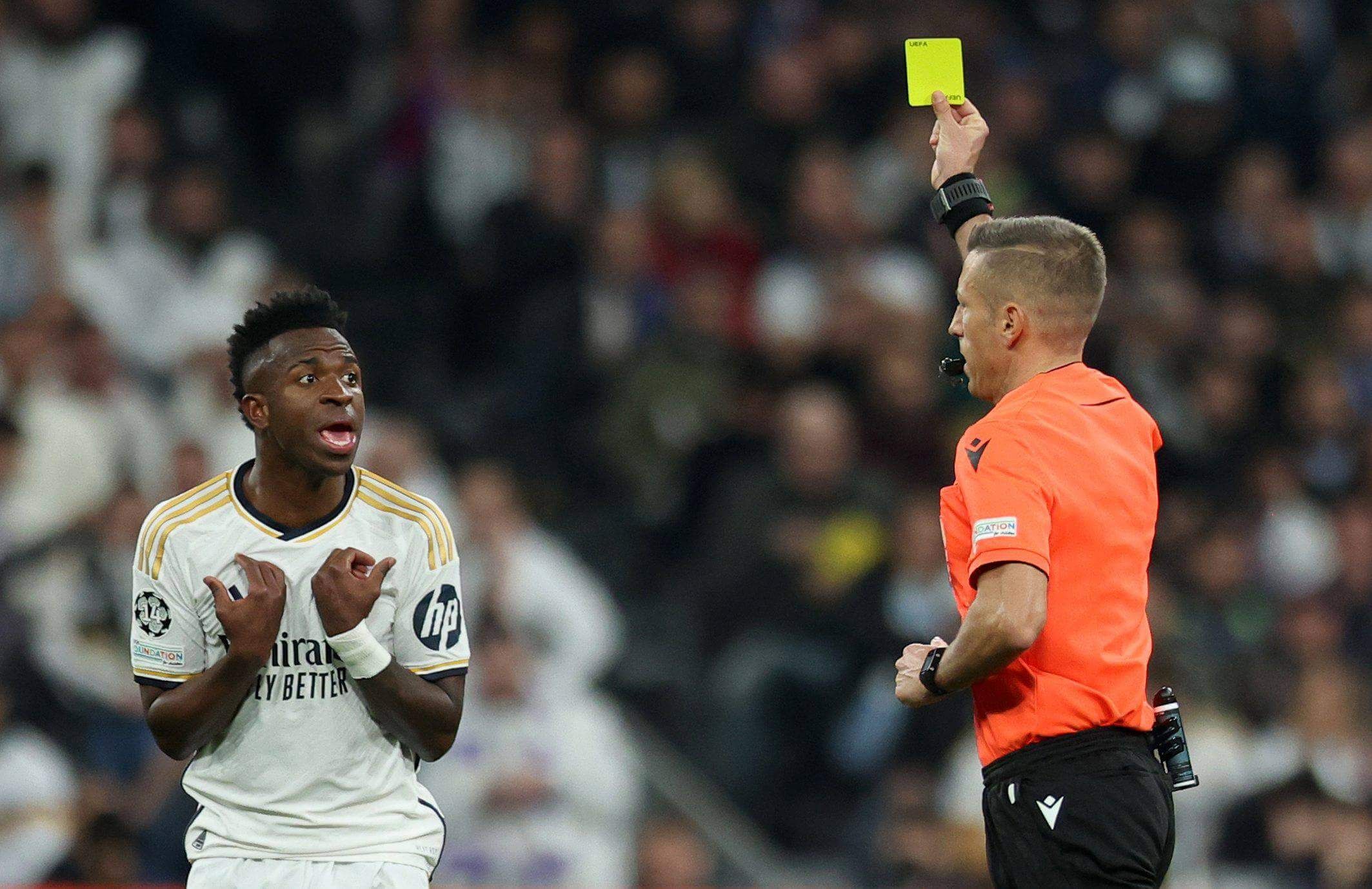  Vinicius recibe la tarjeta amarilla tras empujar a Orbán.