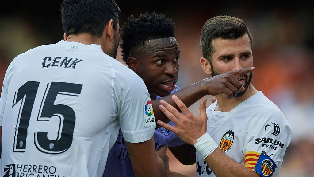Vinicius señala a una parte de la grada de Mestalla en el Valencia - Real Madrid de la 22/23 (Cordon Press).