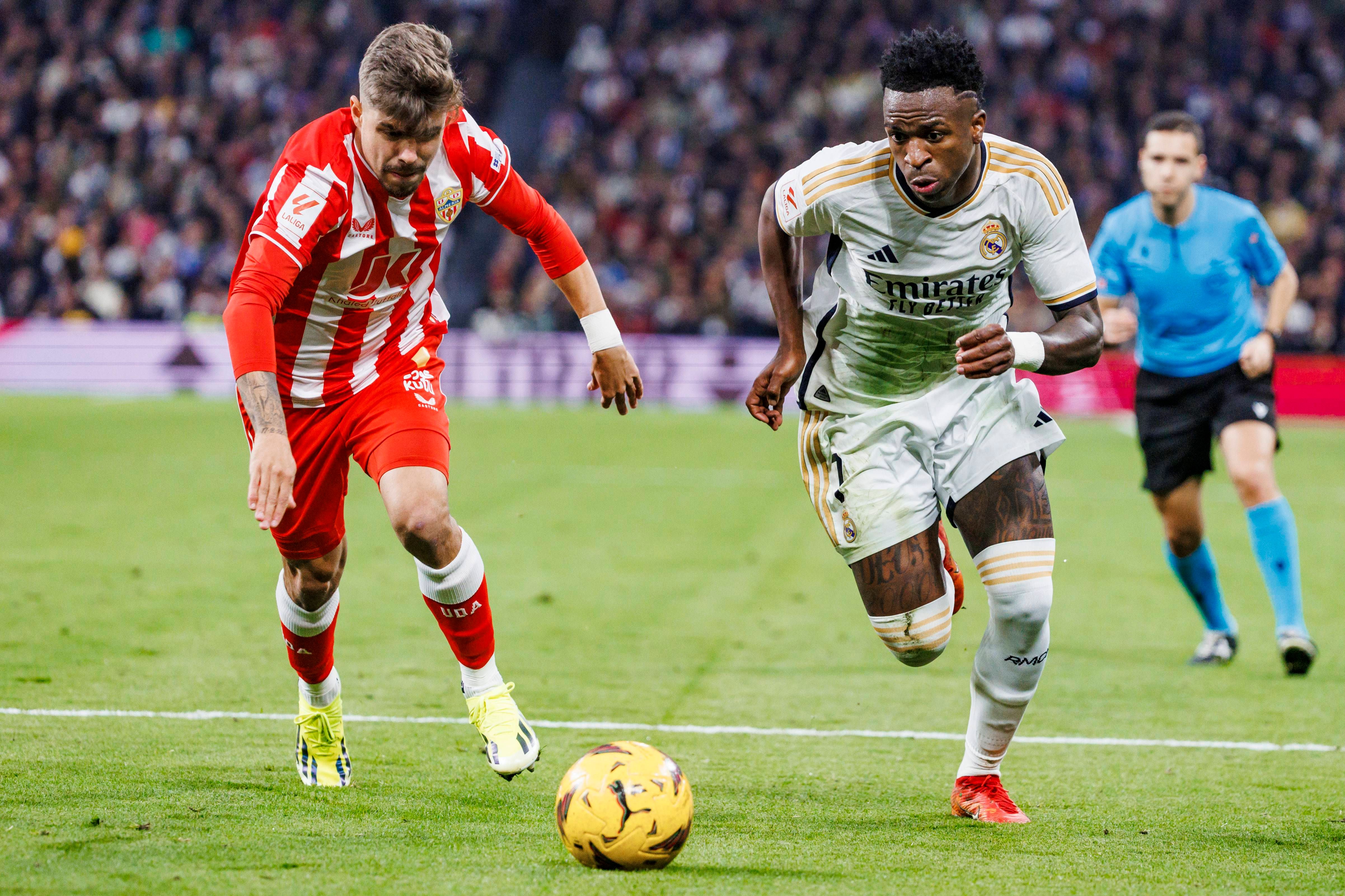  Vinicius y Alex Pozo durante el Real Madrid - Almería (Cordon Press)