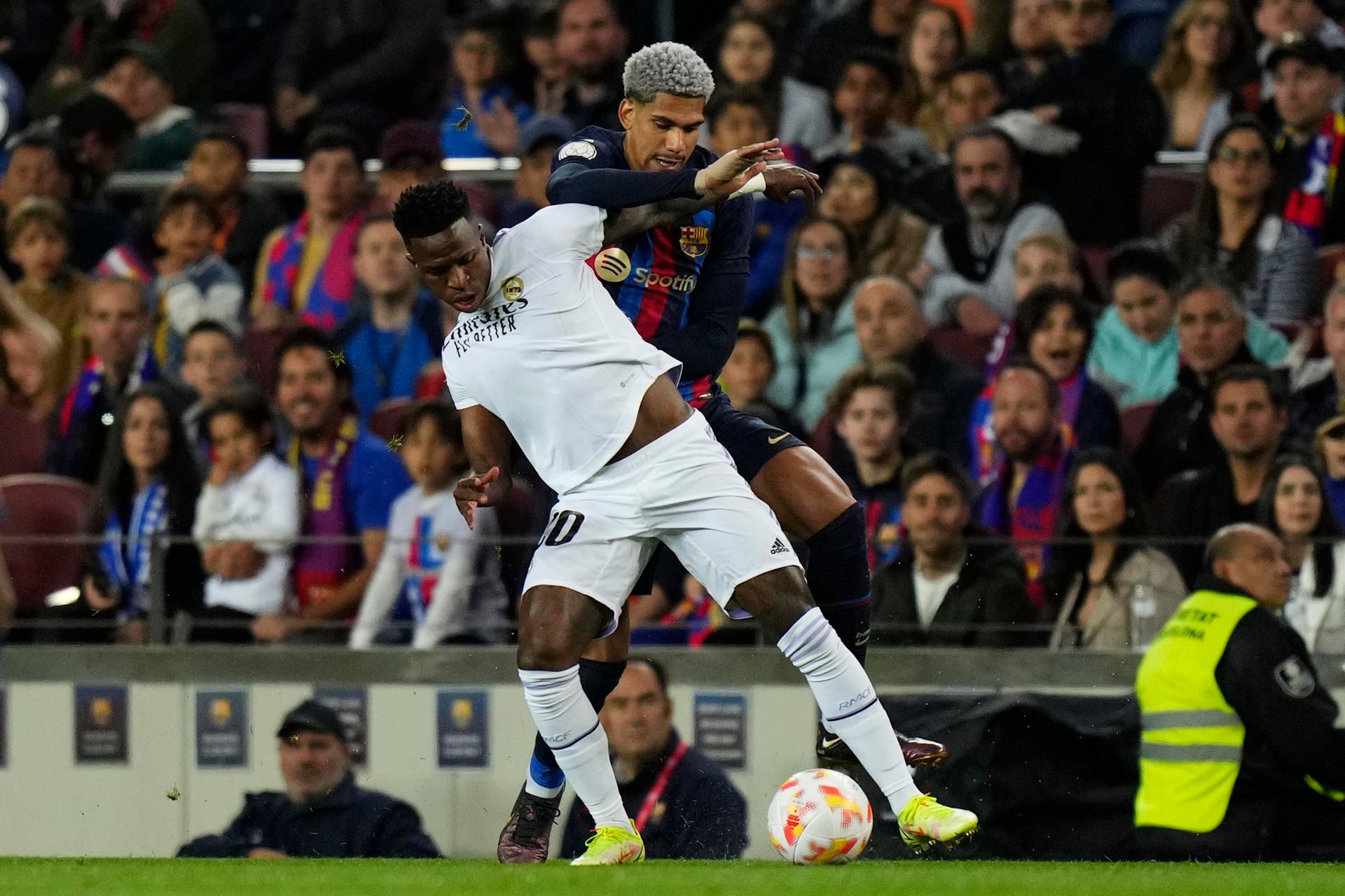  Vinicius y Araujo, en una jugada del Barcelona-Real Madrid (FOTO: EFE).