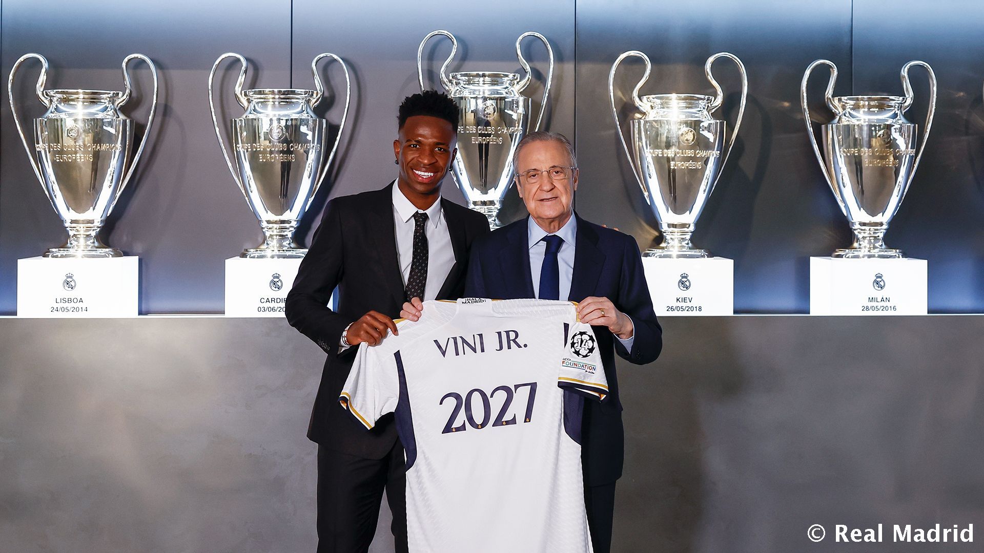  Vinícius y Florentino Pérez posan tras la renovación del brasileño.