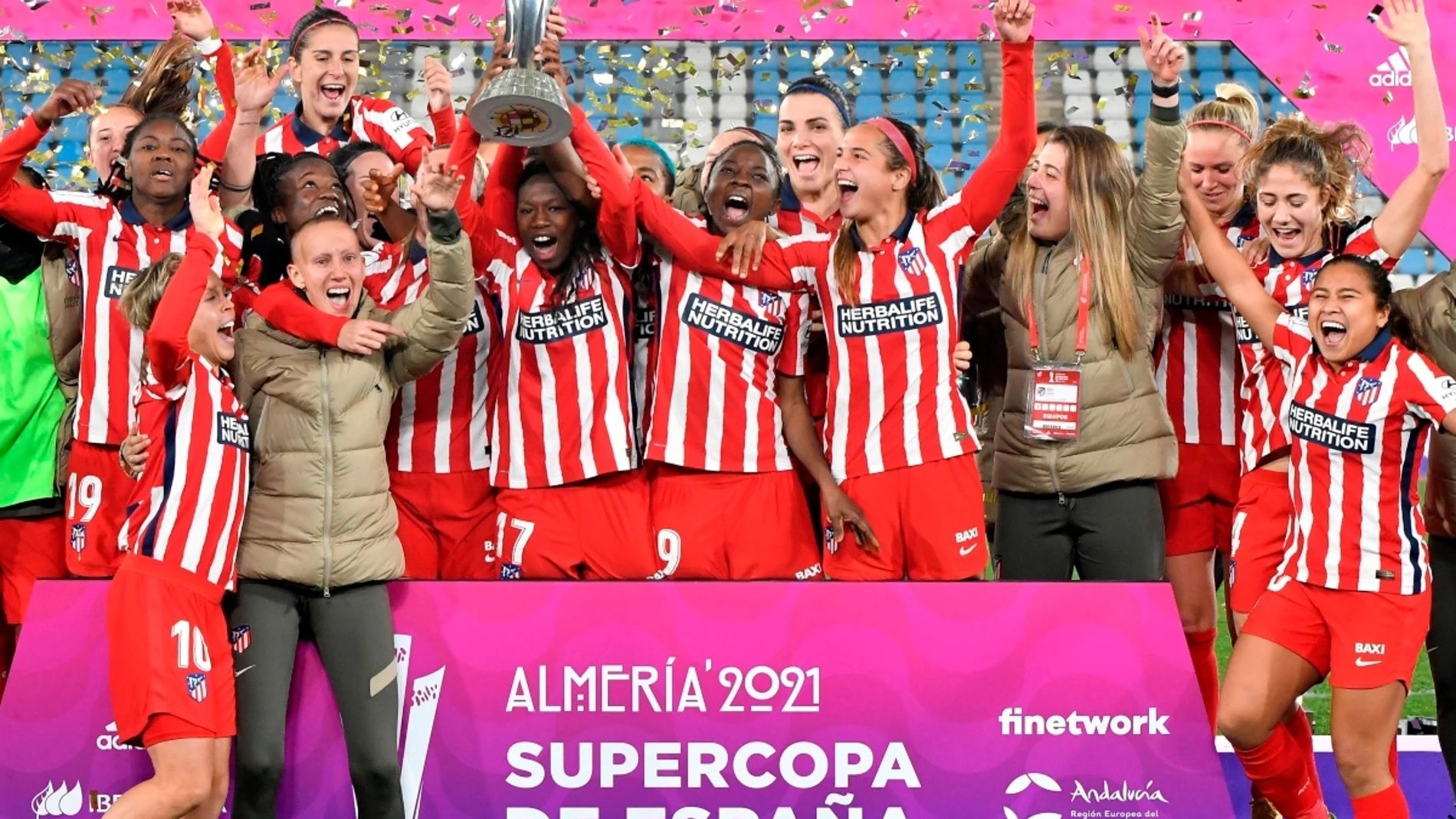  Virginia Torrecilla levanta el título de Supercopa con el Atlético de Madrid..