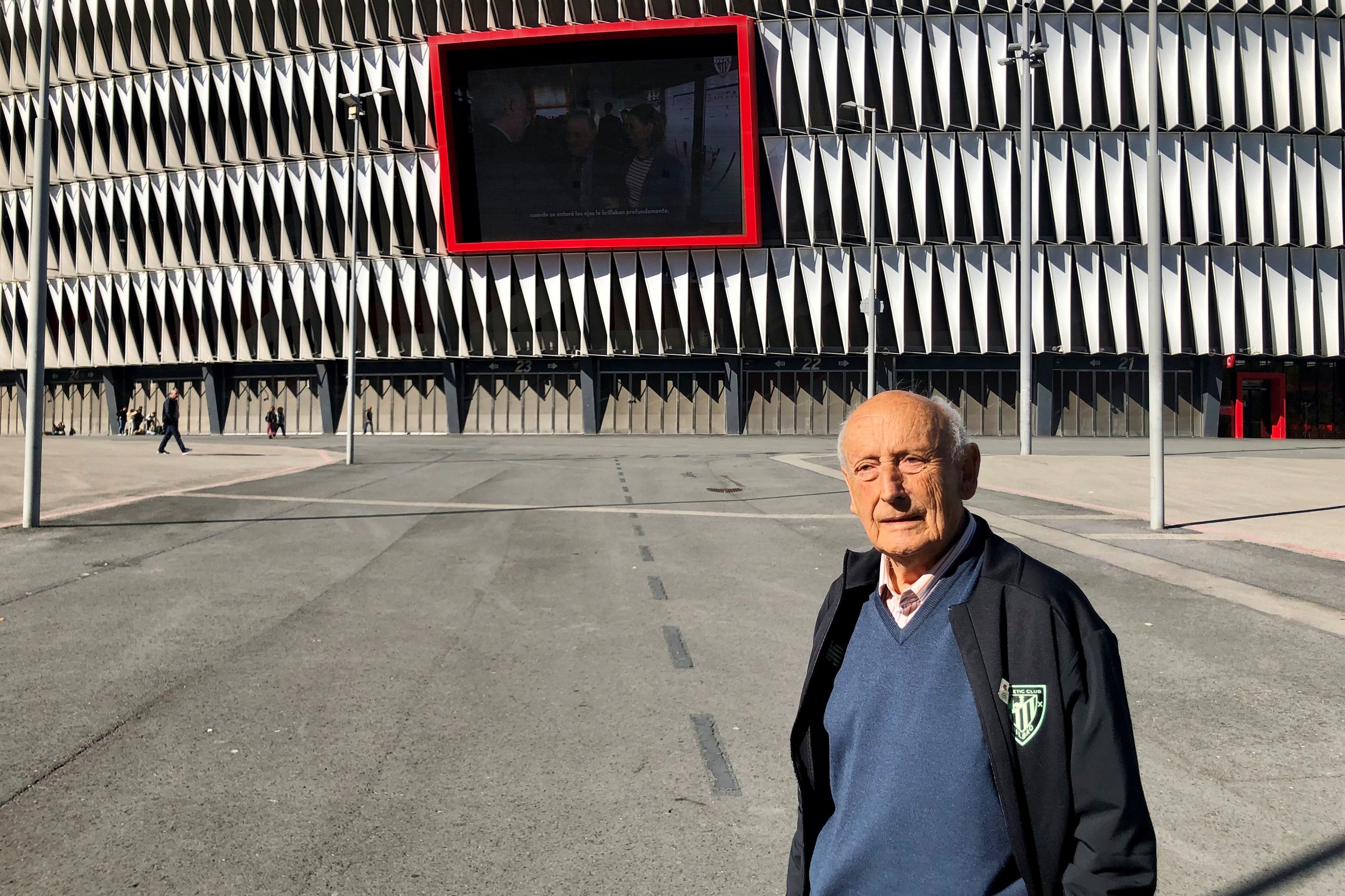 Juan Antonio Virumbrales, socio número 1 del Athletic Club, posa en Bilbao ante el campo de San Mamés (FOTO: DMQ Bizkaia).