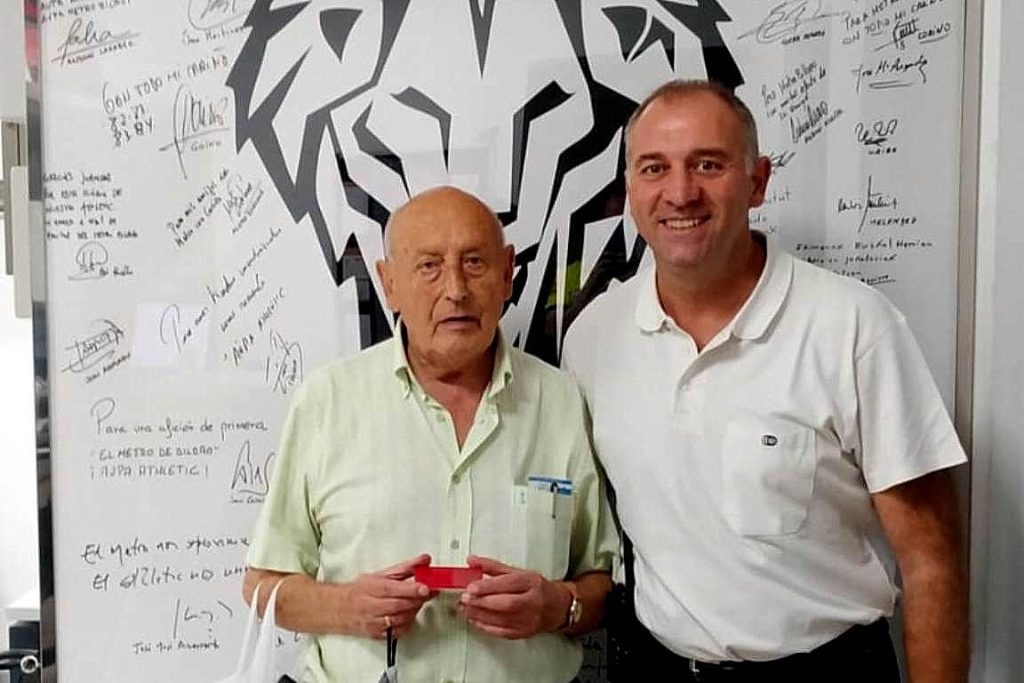 Juan Antonio Virumbrales, el socio número 1 del Athletic Club, con Juan Carlos en el Muro de Metro Bilbao.