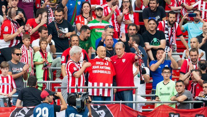  José Antonio Virumbrales, socio número uno del Athletic, homenajeado en la grada de San Mamés en un derbi ante Osasuna.