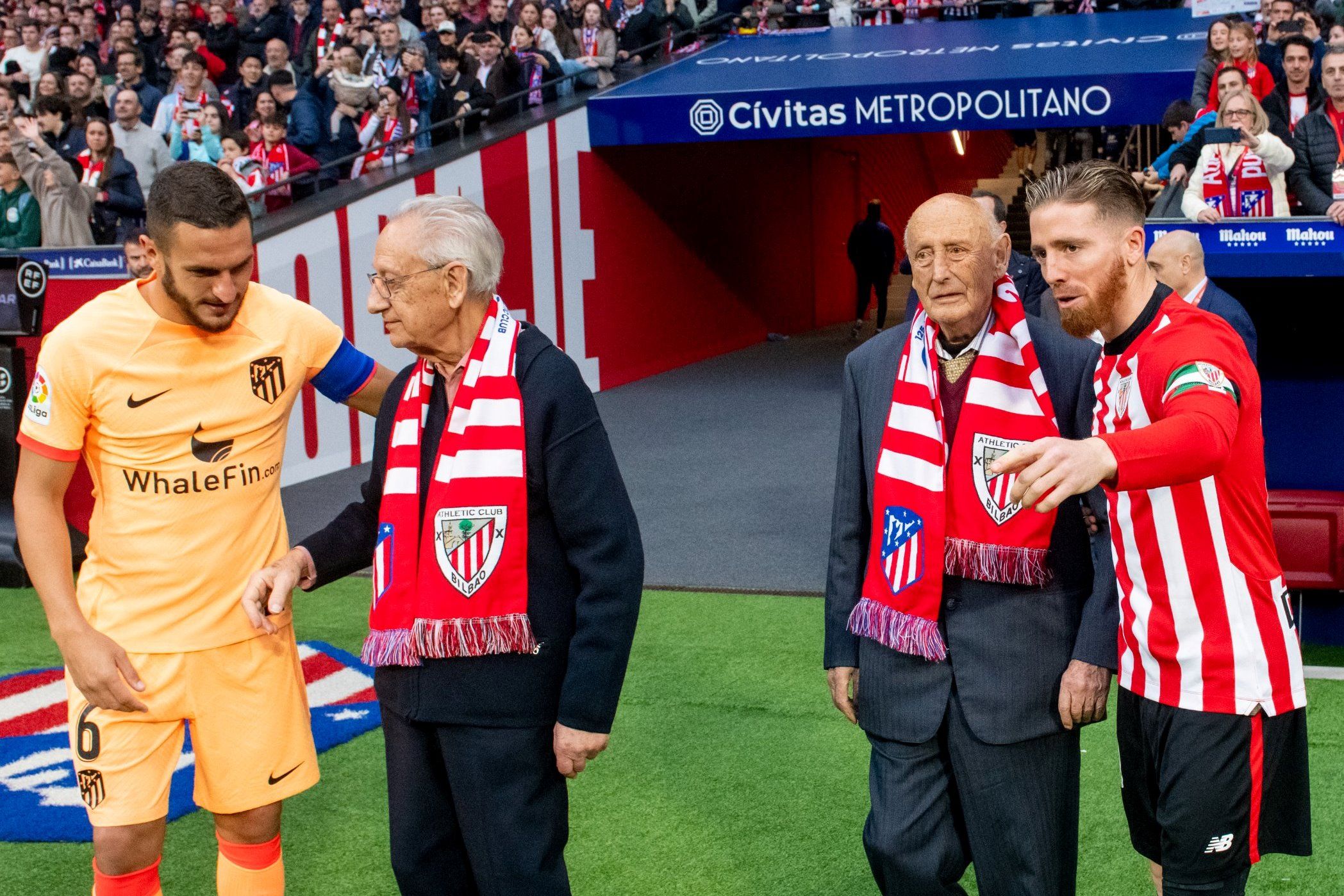  Juan Antonio Virumbrales, socio número 1 del Athletic Club llegaba al césped junto al entonces capitán Iker Muniain.