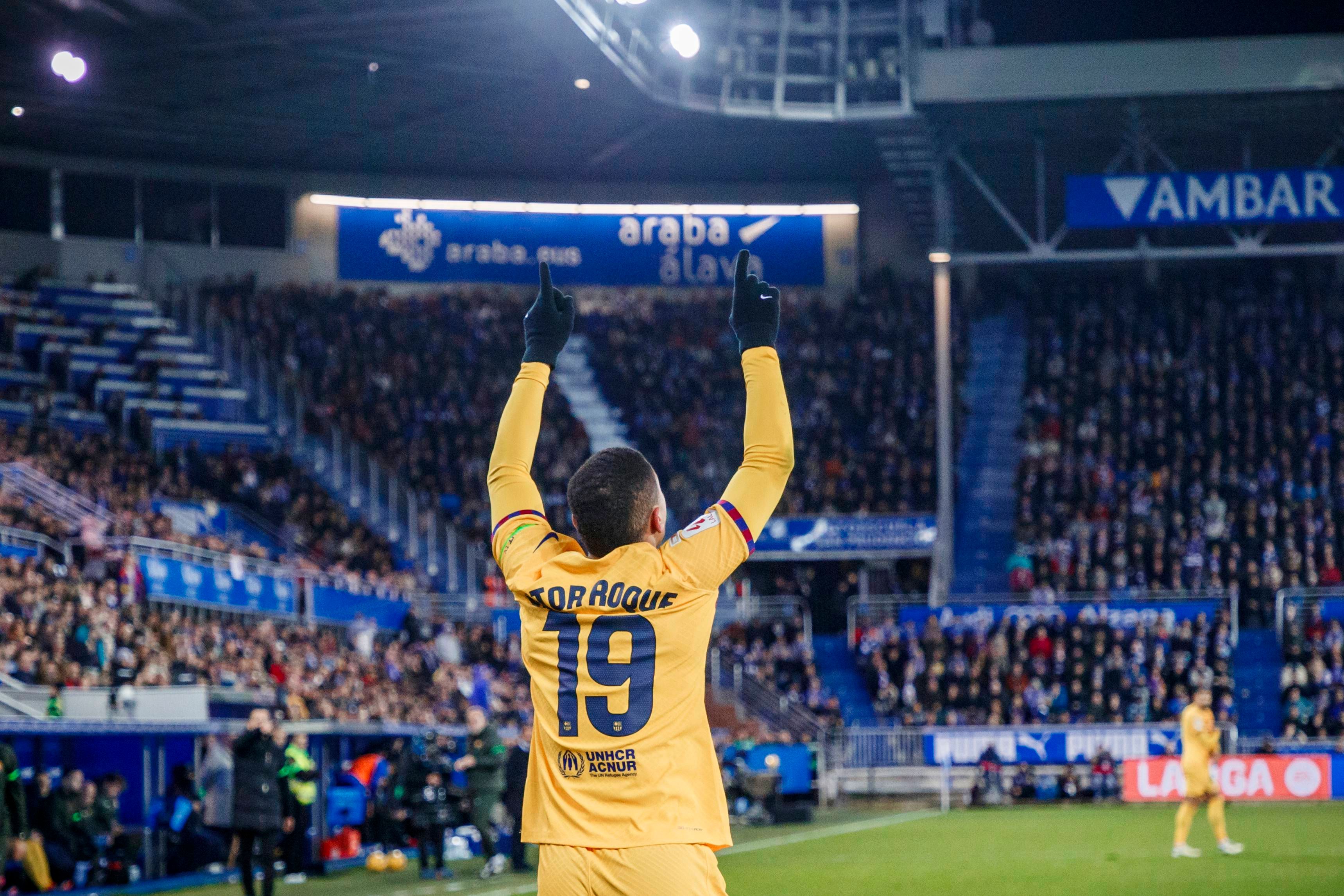  Vítor Roque celebra su gol en el Alavés-Barcelona.