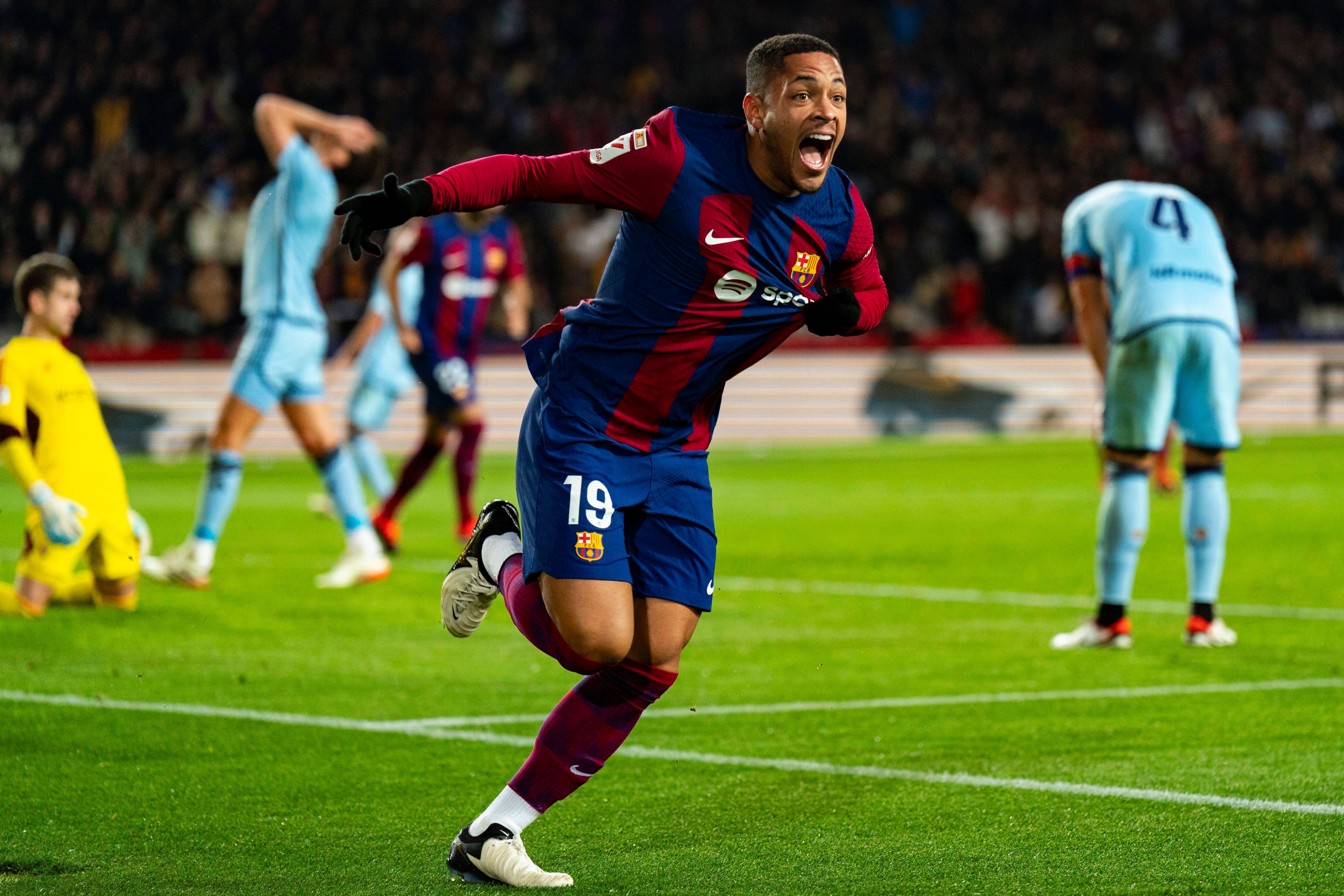 Vitor Roque celebra su gol con el Barcelona ante Osasuna..