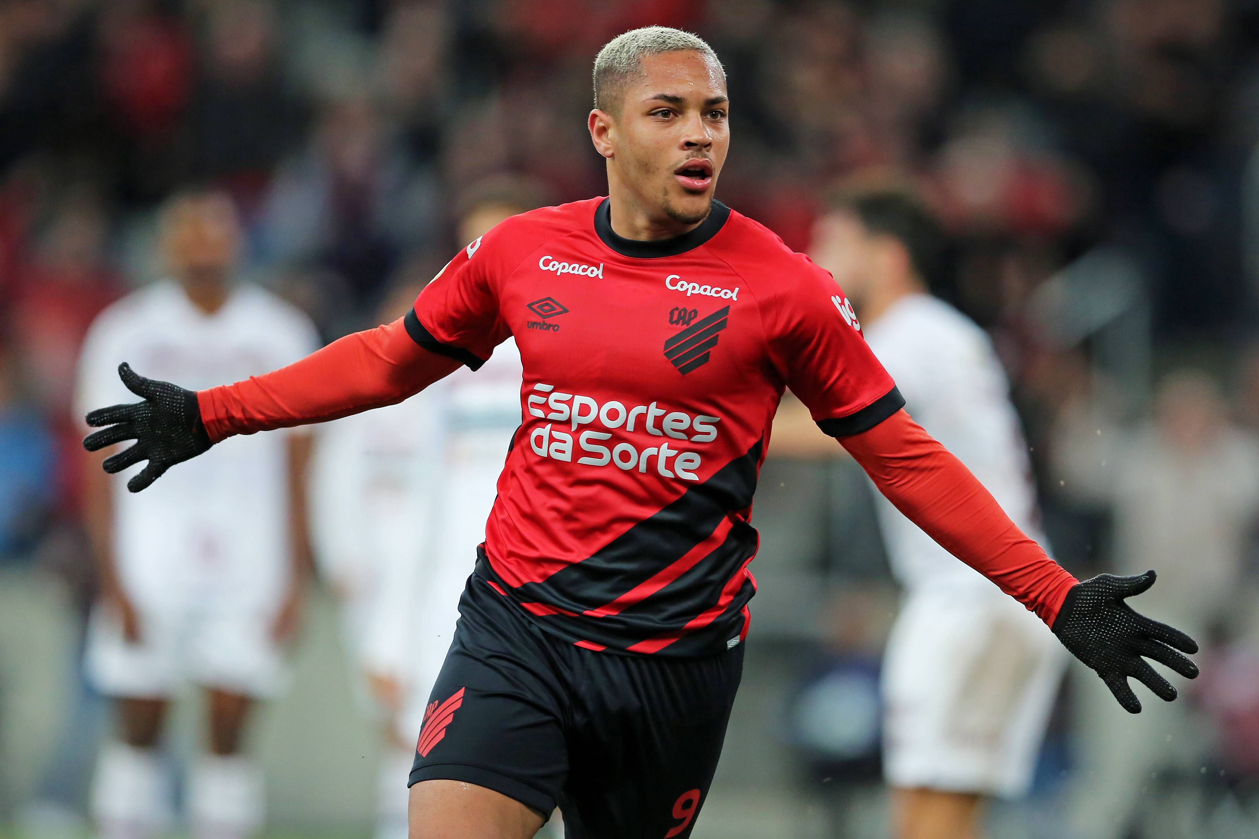  Vitor Roque celebra un gol con el Athletico Paranaense.