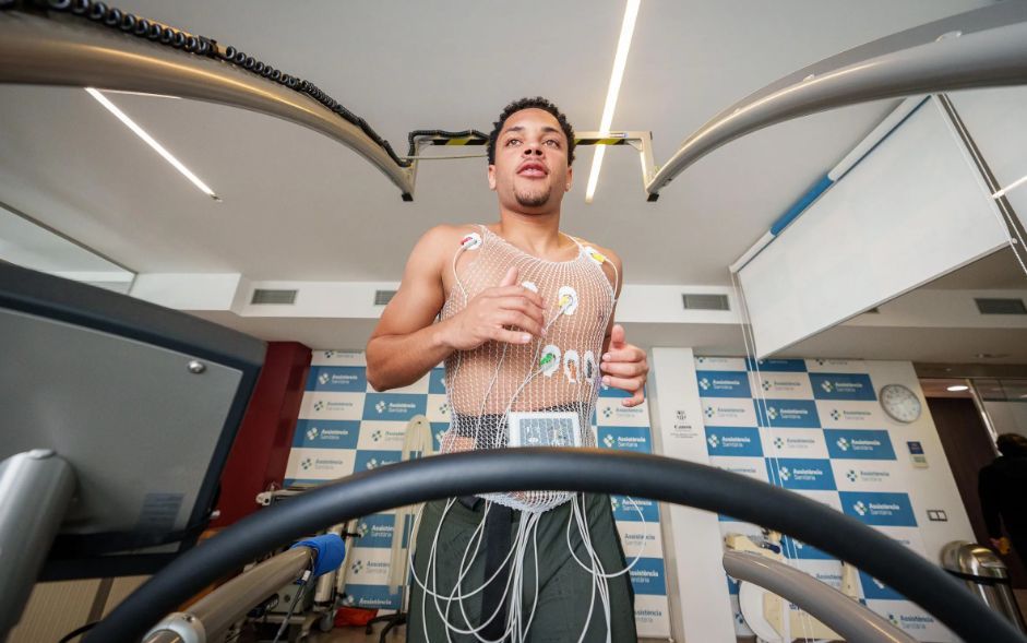  Vitor Roque pasando reconocimiento médico con el Barça.