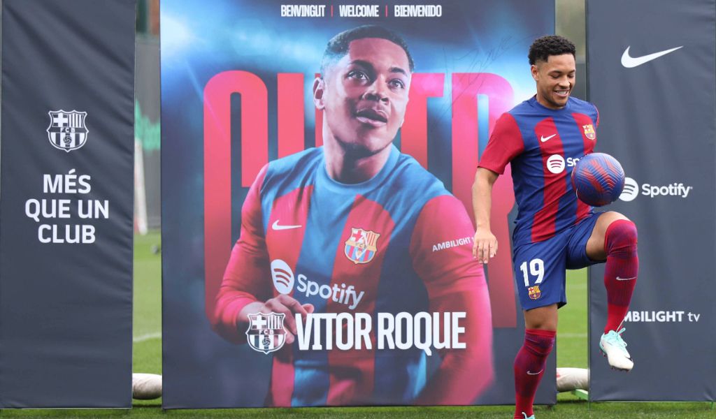  Vitor Roque posa con la camiseta del FC Barcelona (Fuente: Cordon Press)