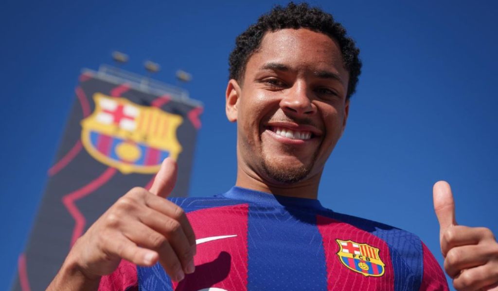  Vitor Roque posando con la camiseta del FC Barcelona (Fuente: @vitor_roque9)