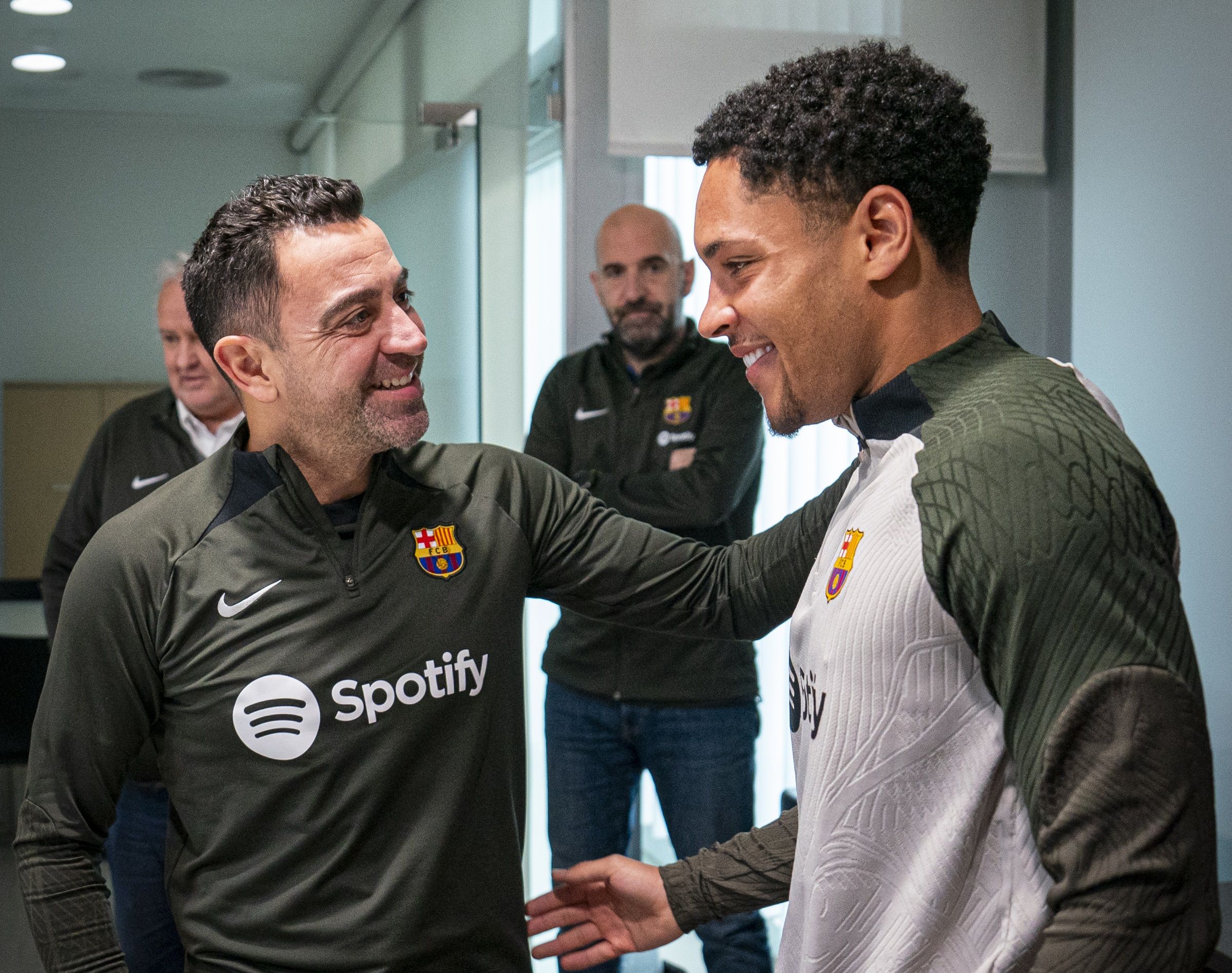 Vitor Roque saluda a Xavi Hernández en el vestuario.
