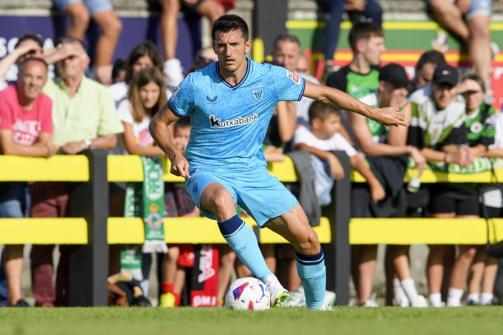 Daniel Vivian, en acción ante el Racing en el campo del Cayón, el Fernando Astobiza.