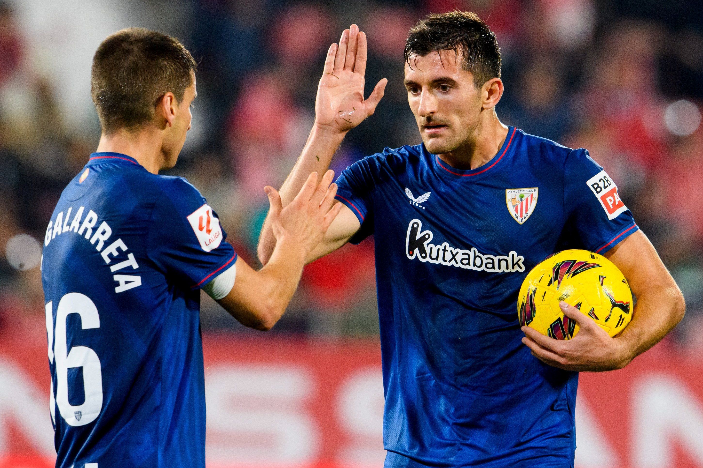  Daniel Vivian choca la mano con Ruiz de Galarreta en un partido fuera de casa.