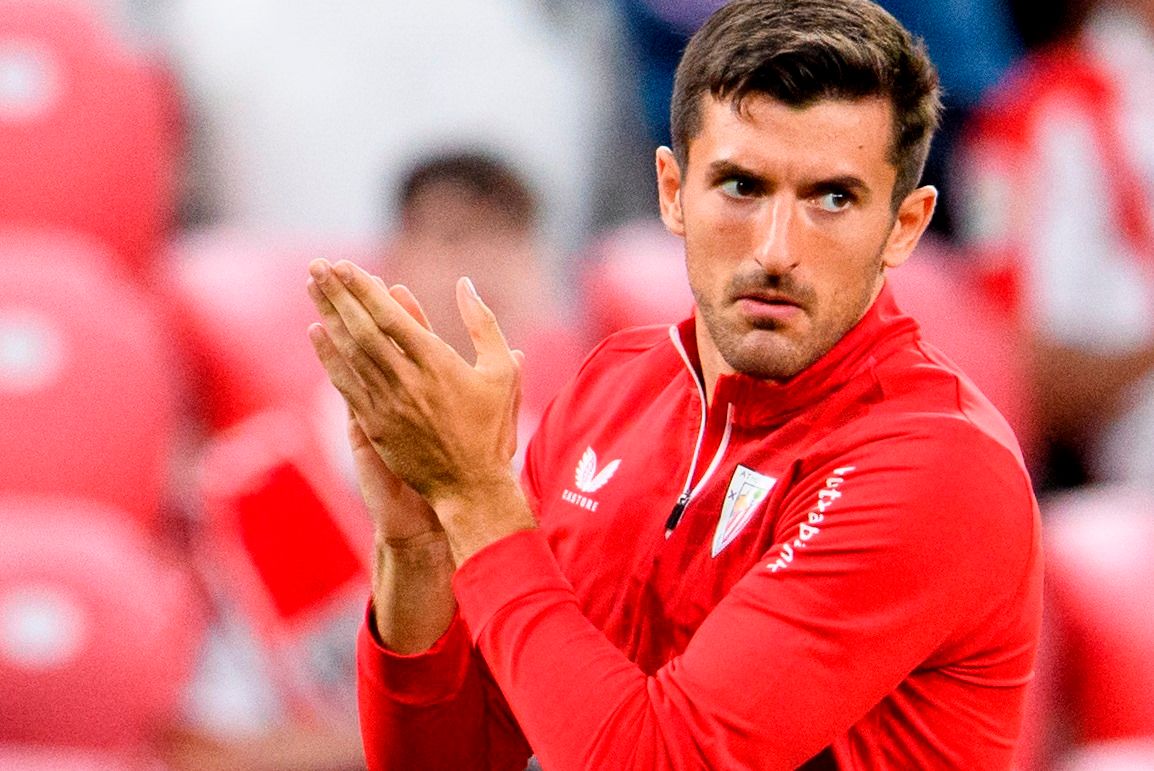  Daniel Vivian aplaude mientras calienta con el equipo en San Mamés.