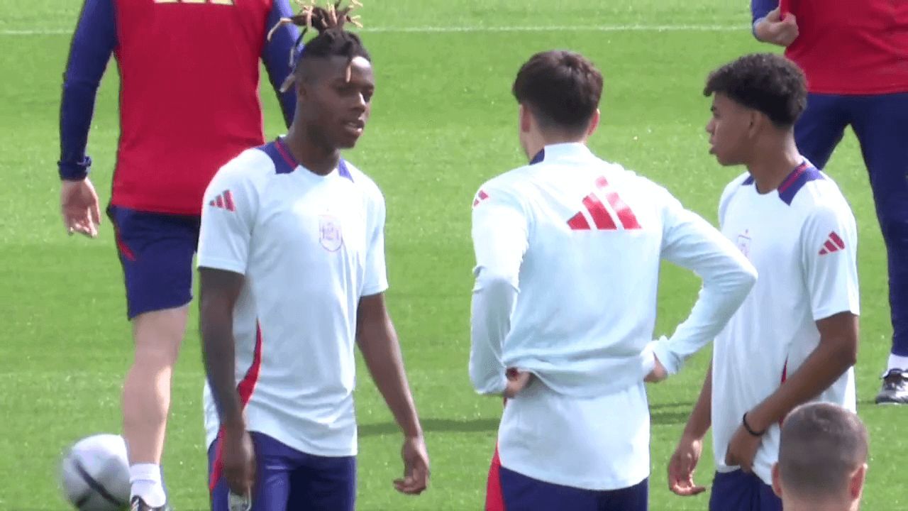  Lamine Yamal, Nico Williams y Pau Cubarsí durante el entrenamiento