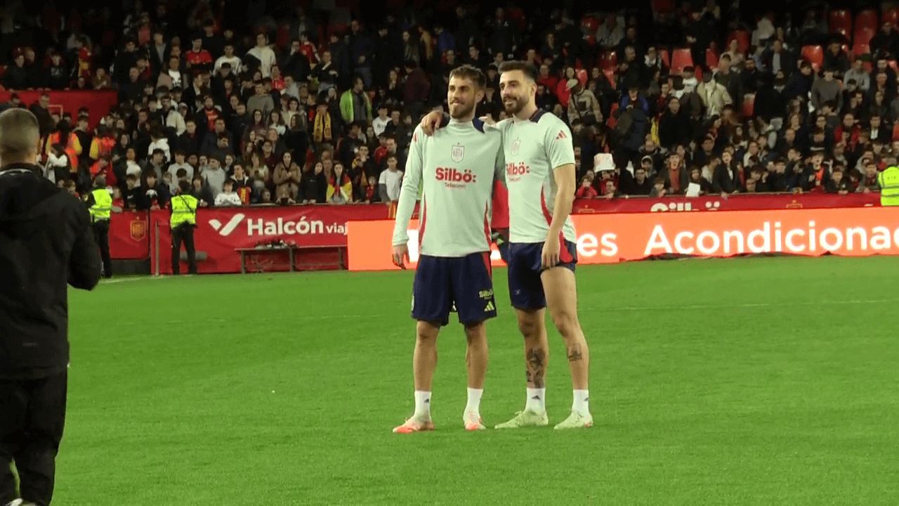 Óscar Mingueza y Mario Gila tras el entrenamiento de la selección española (Fuente: ElDesmarque)