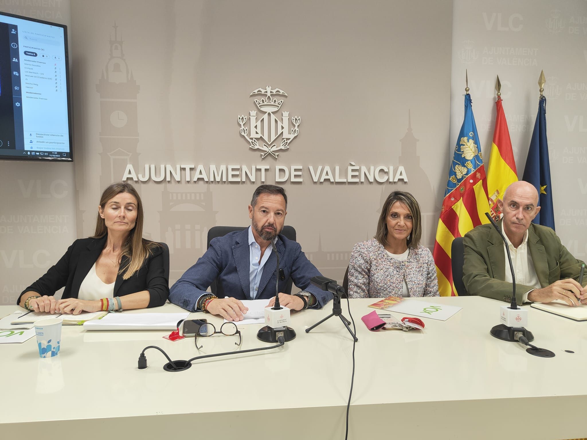  Vox en rueda de prensa ha tapado el acento de Valencia con la bandera de España