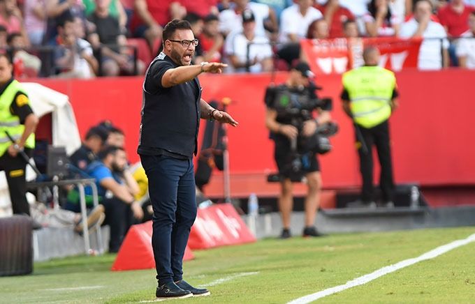  Antonio Mohamed dando instrucciones en el Sevilla-Celta del Sánchez-Pizjuán.