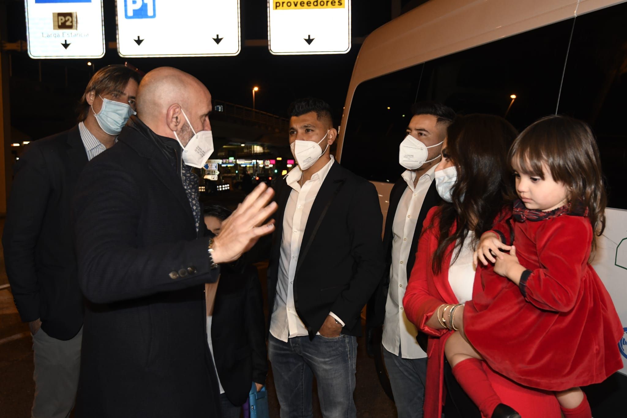 Monchi, con Tecatito, a su llegada a Sevilla en enero de 2022.