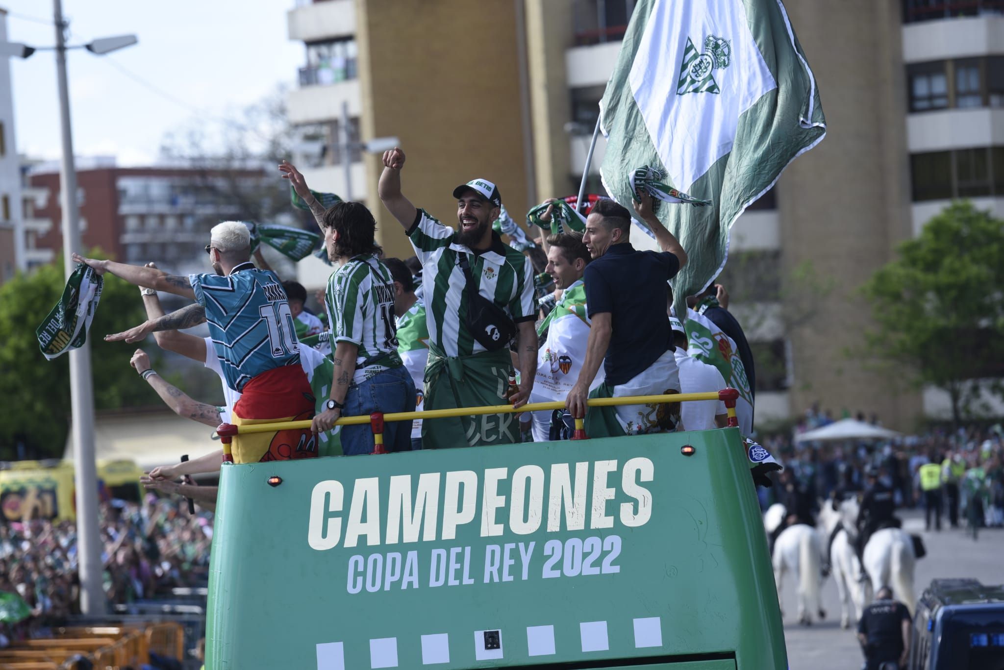  Guardado celebrando el título de Copa por las calles de Sevilla