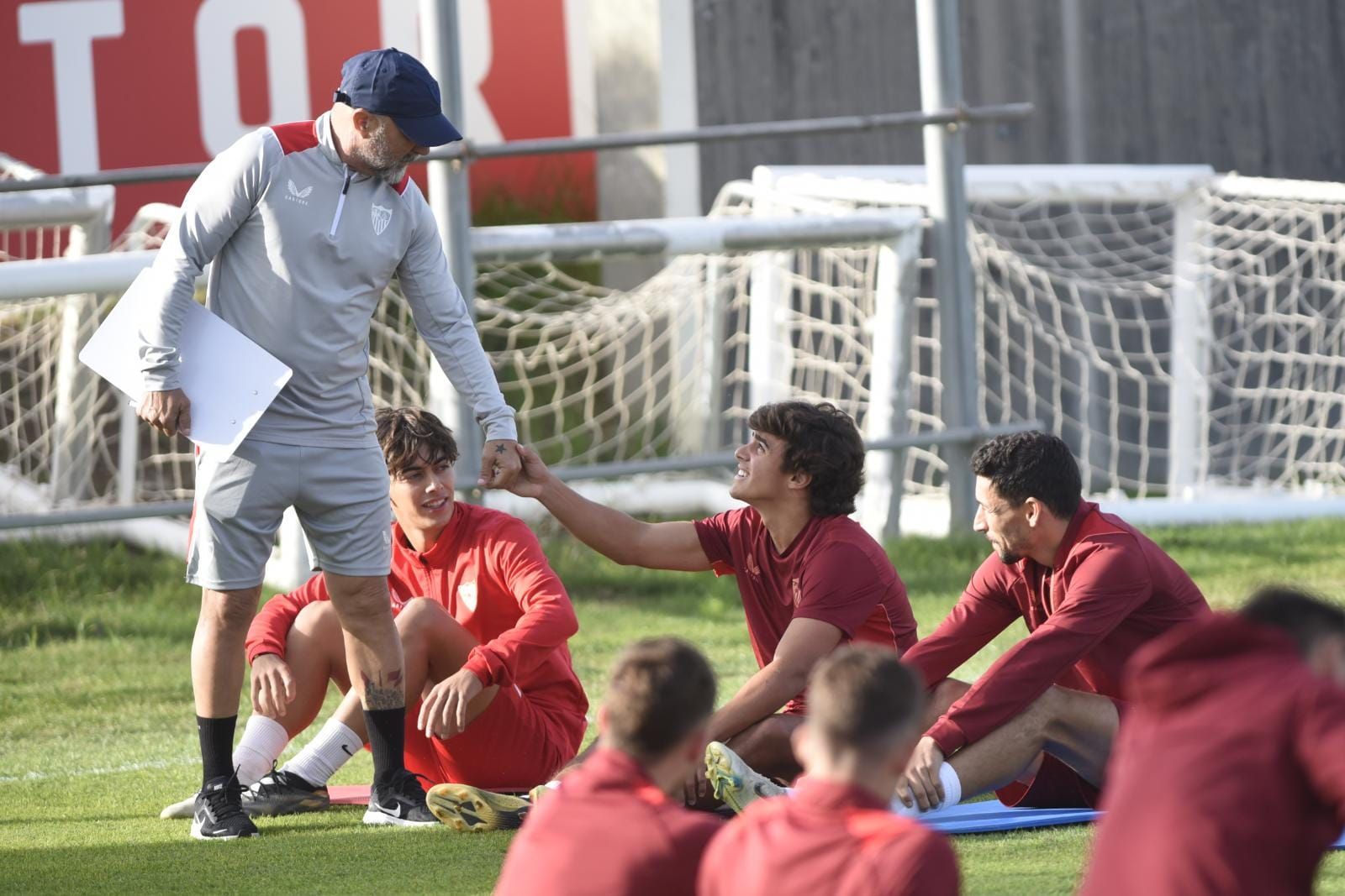  Sampaoli, saludando a Carlos Álvarez, en el entrenamiento del viernes.