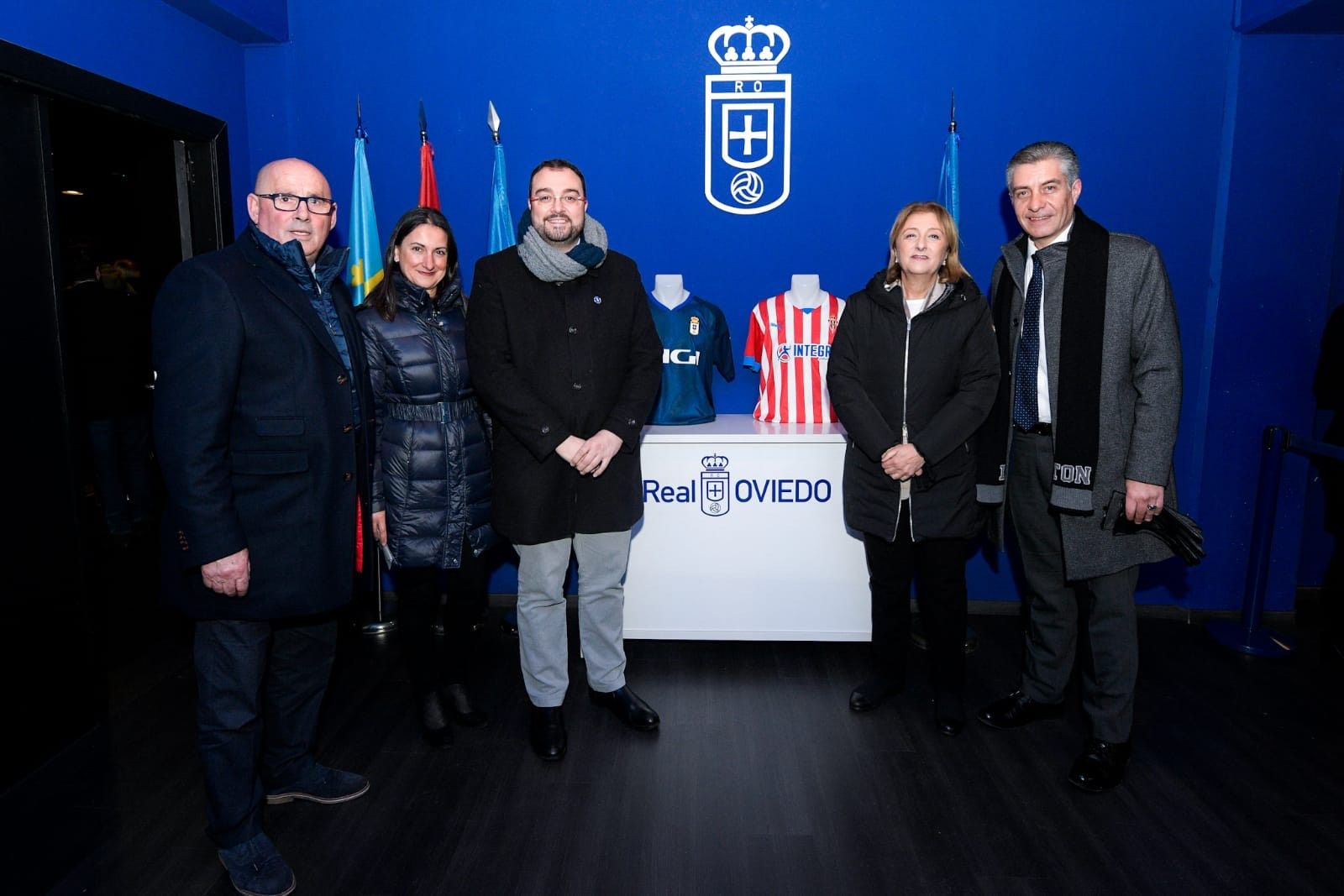  El presidente Barbón, la delegada del gobierno Delia Losa y Aida Nuño en el derbi asturiano.