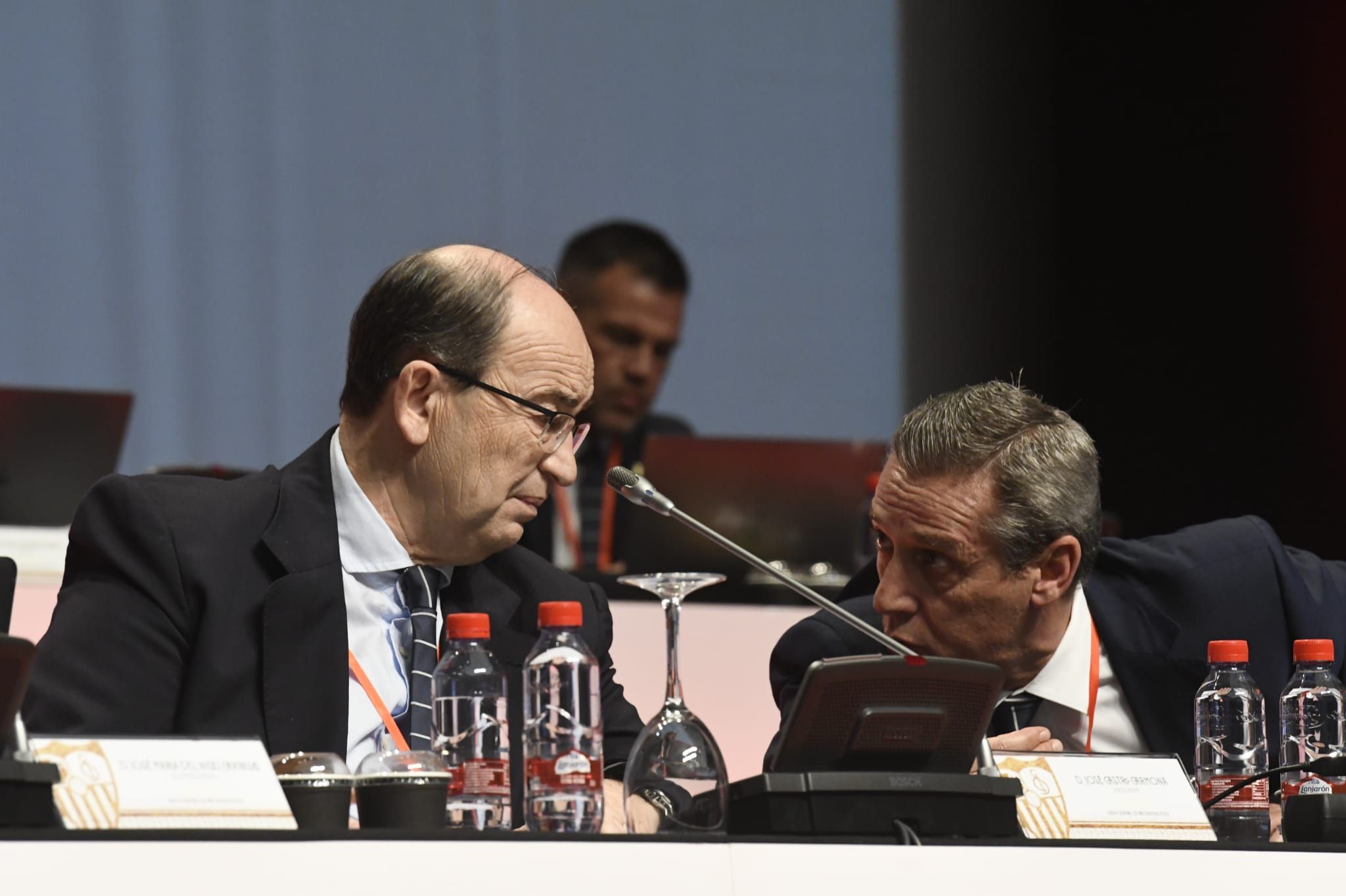 José María Cruz habla con José Castro antes de una Junta de Accionistas.