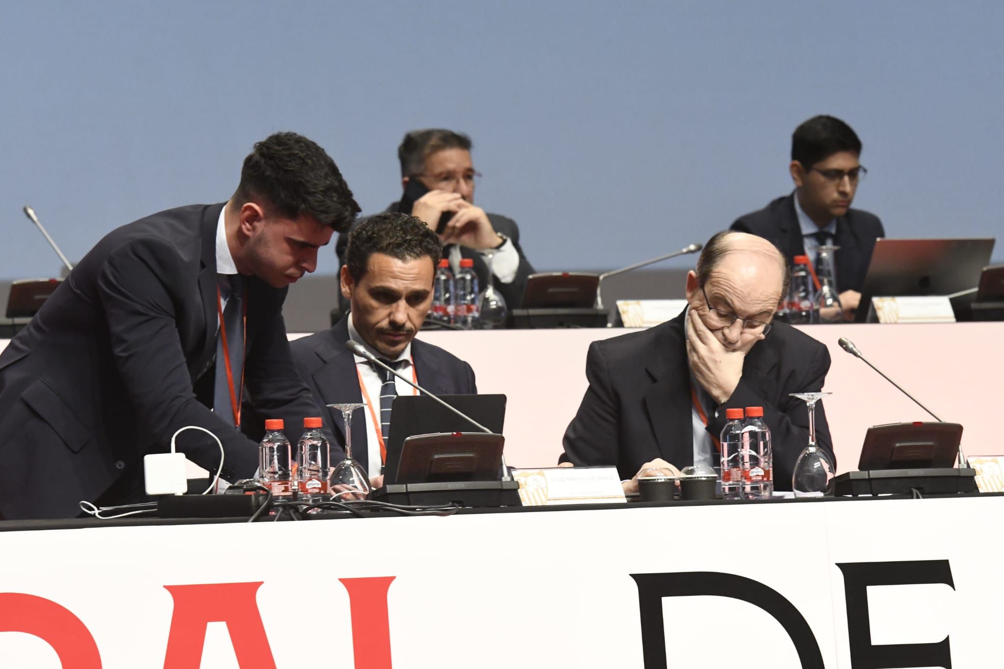  Del Nido Carrasco y Castro, antes de una Junta de Accionistas.