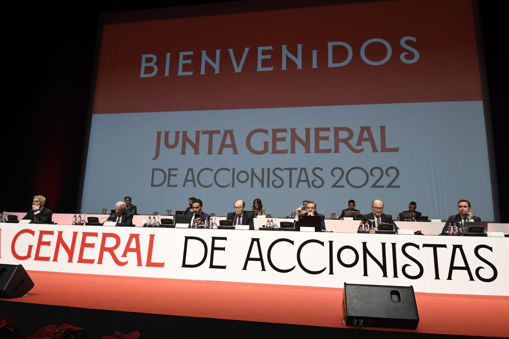  La mesa de la Junta General de Accionistas 2022 del Sevilla FC.