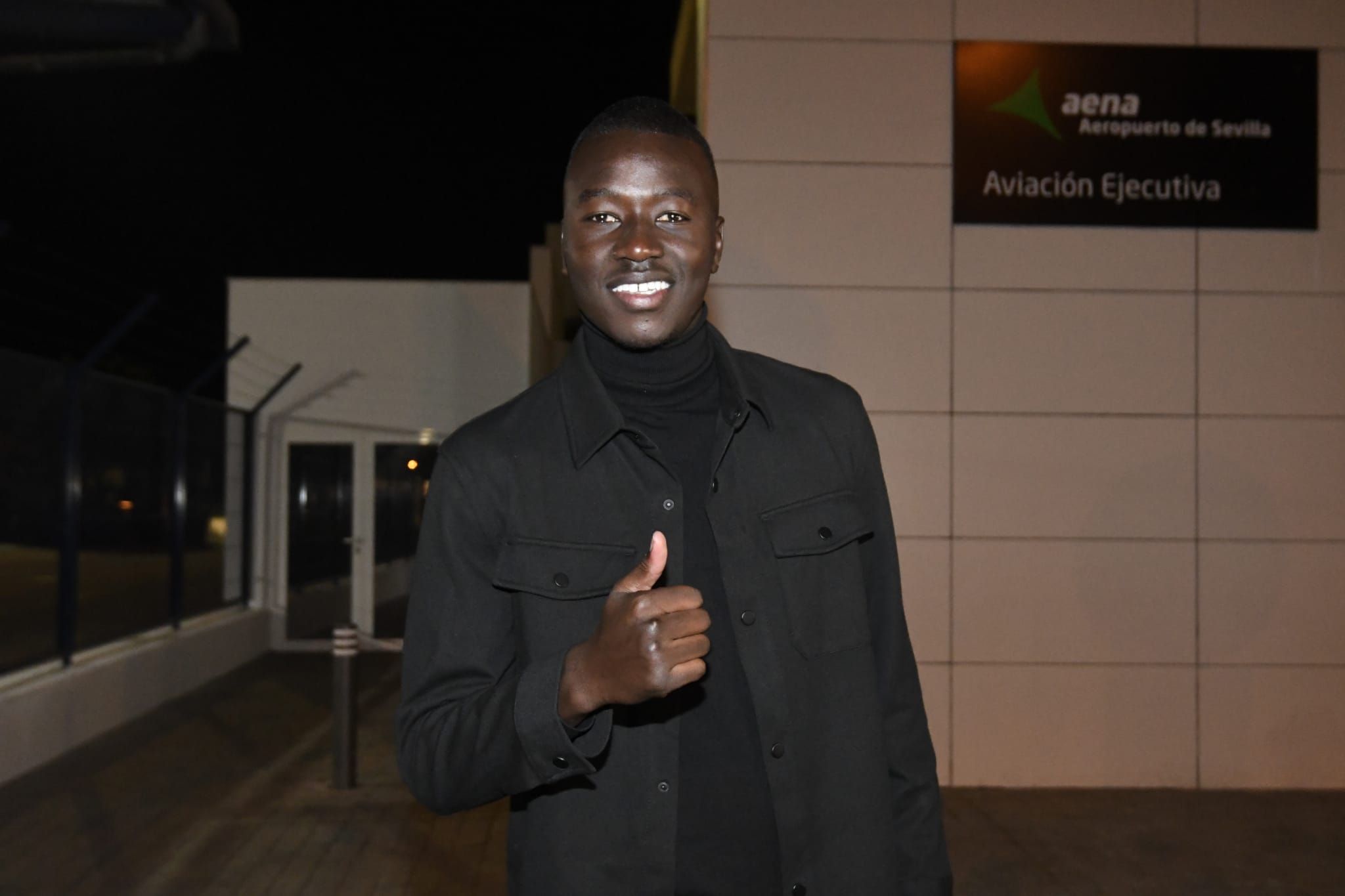  Pape Gueye, en su llegada a Sevilla.