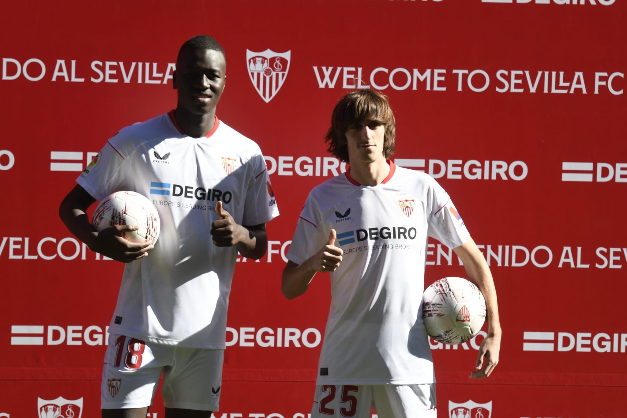Pape Gueye y Bryan Gil, en su presentación con el Sevilla.