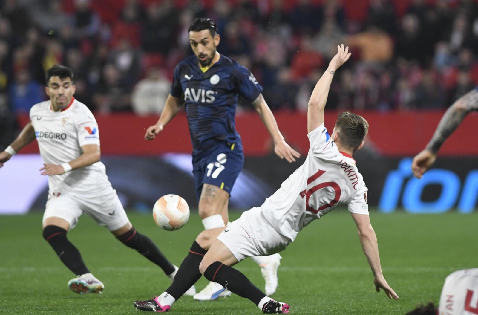 Rakitic, ante el Fenerbahce (Foto: Kiko Hurtado).