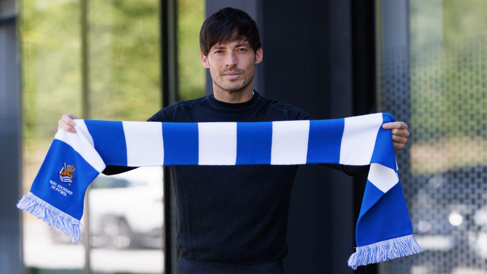  David Silva posa con la bufanda de la Real.