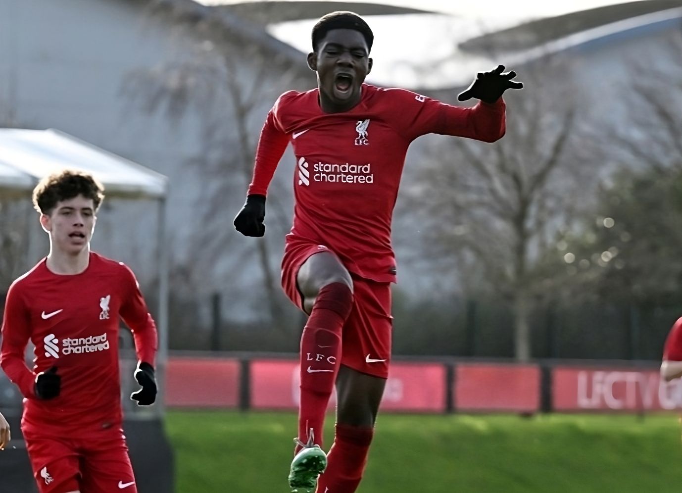  El extremo del Liverpool Elijah Gift celebra un gol.