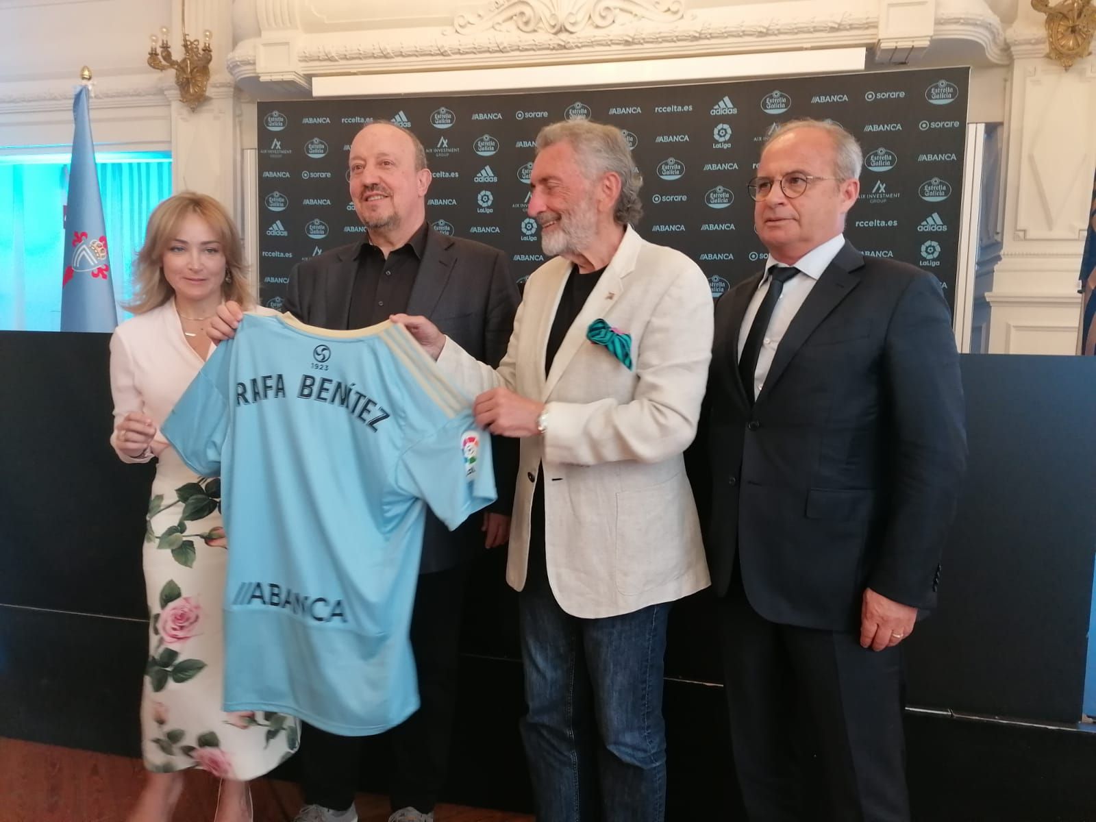  Benítez posa con la camiseta del Celta junto a Carlos y Marian Mouriño y Luís Campos. (Foto: Alb