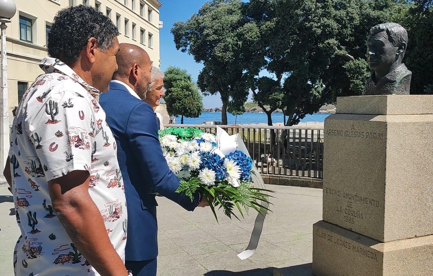 Ofrenda floral de Mauro Silva, Bebeto y Donato a Arsenio Iglesias